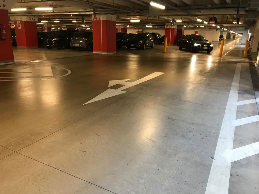 parcheggio coperto con pavimento in resina