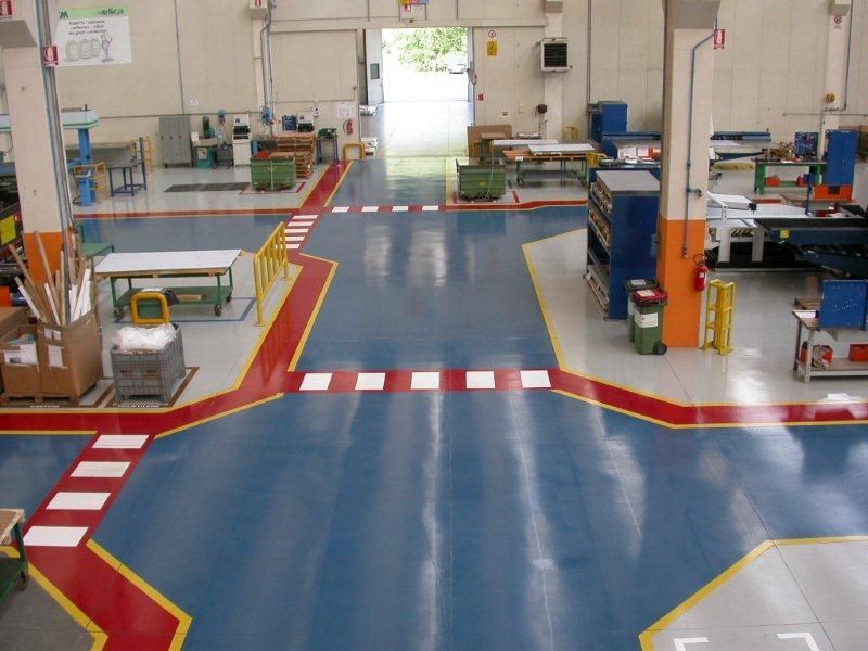 autorimessa con pavimentazione in resina blu e rossa