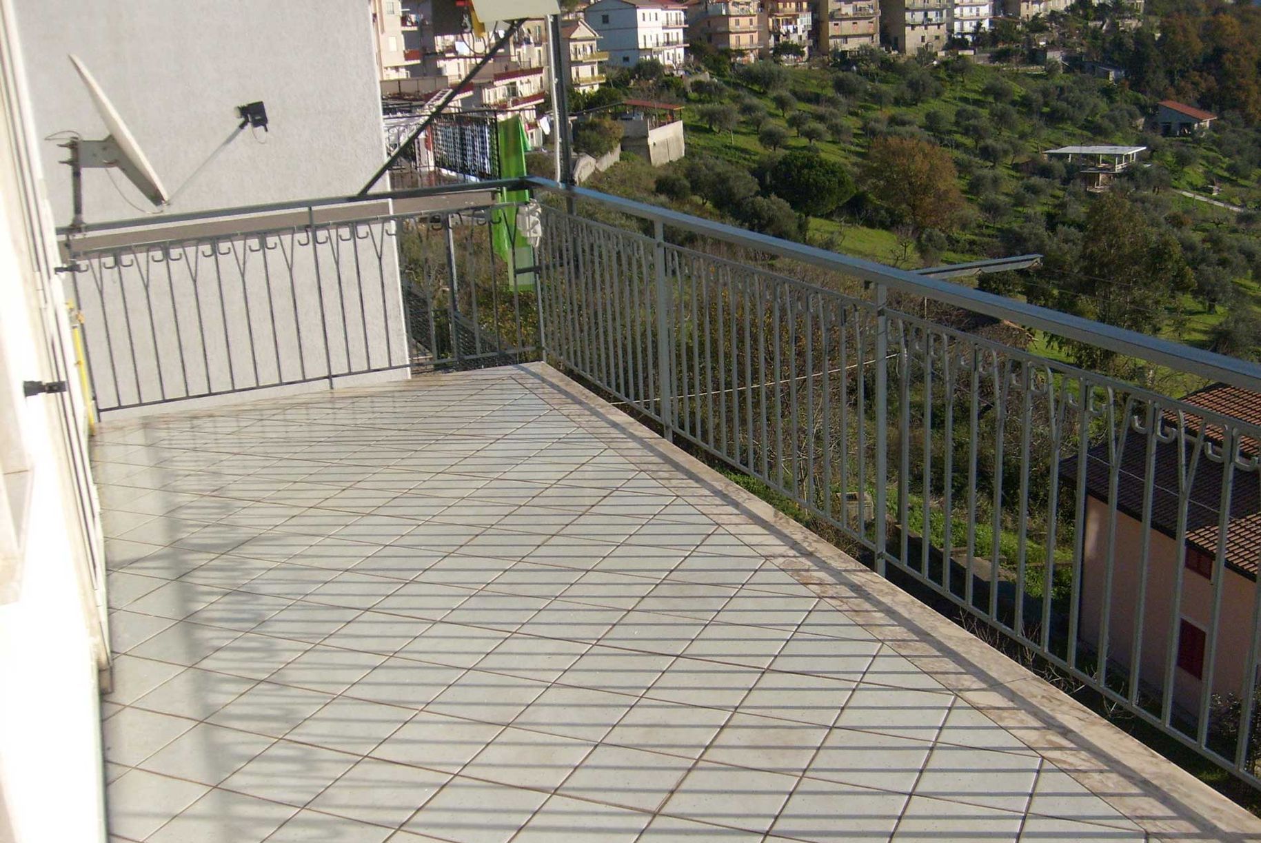pavimentazione di un terrazzo con piastrelle e impermeabilizzanti salerno