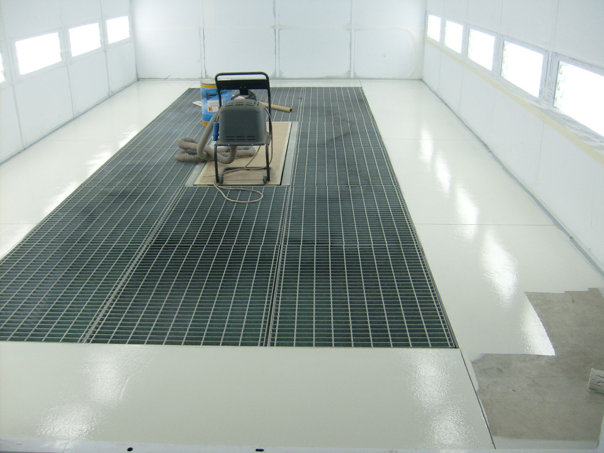 pavimentazione in resina in un'autofficna