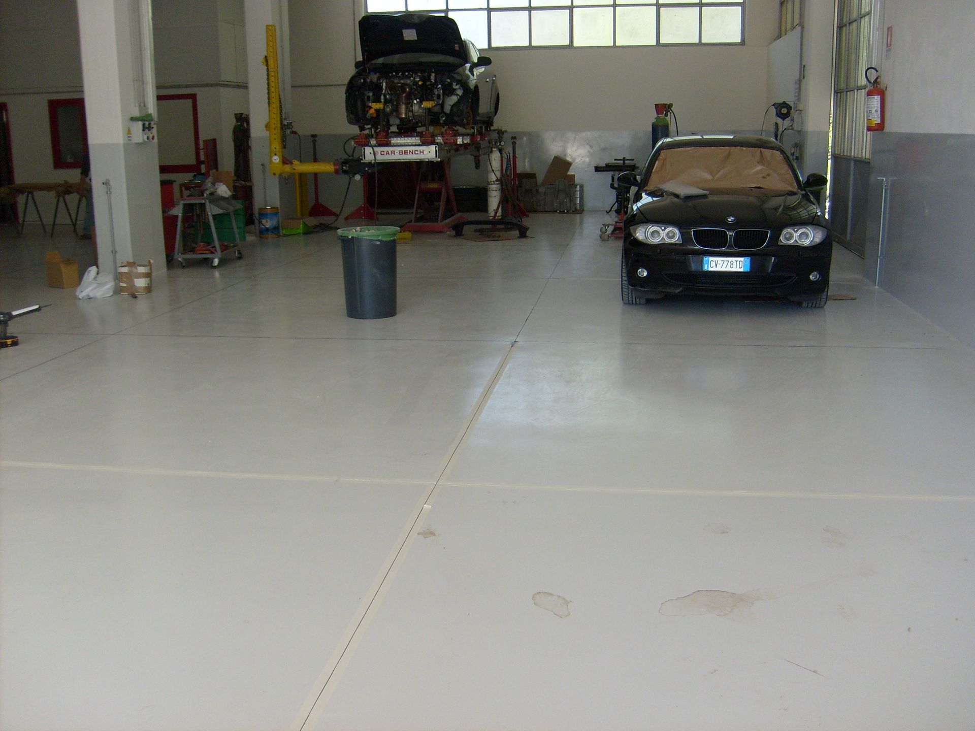 veicolo nero parcheggiato in un autorimessa