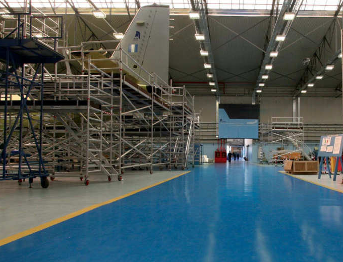 hangar pieno con scaffali