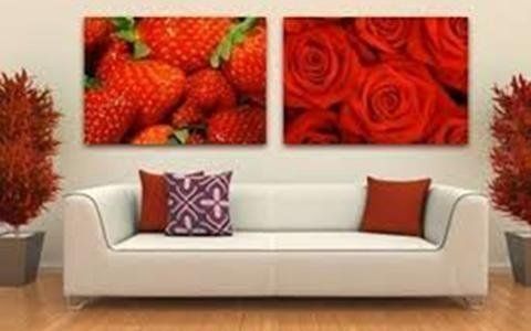 Divano e quadri decorativi