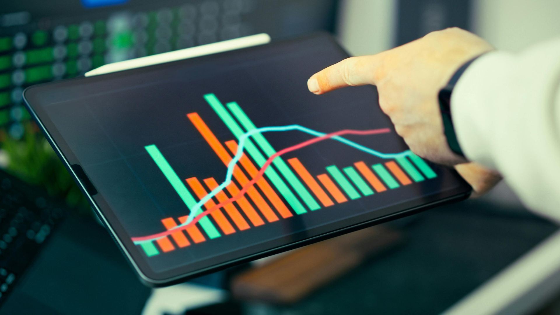 A comparative business graph contrasting operational profitability against liquid cash flow timelines.
