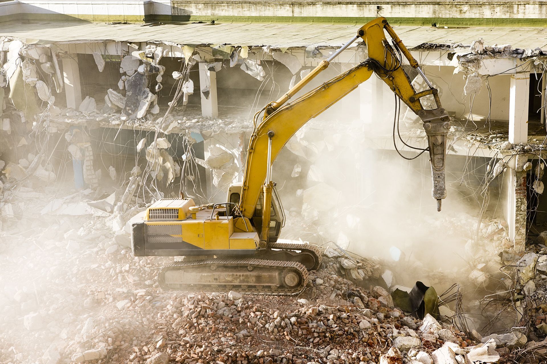 Un cantiere edile con molti macchinari e un cielo azzurro sullo sfondo.