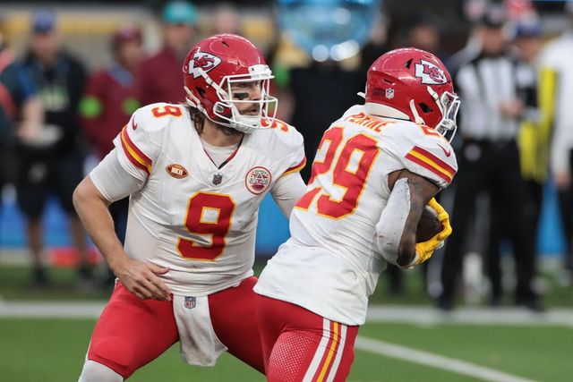 Sluggish Chiefs rally past Bengals to clinch 8th straight AFC West