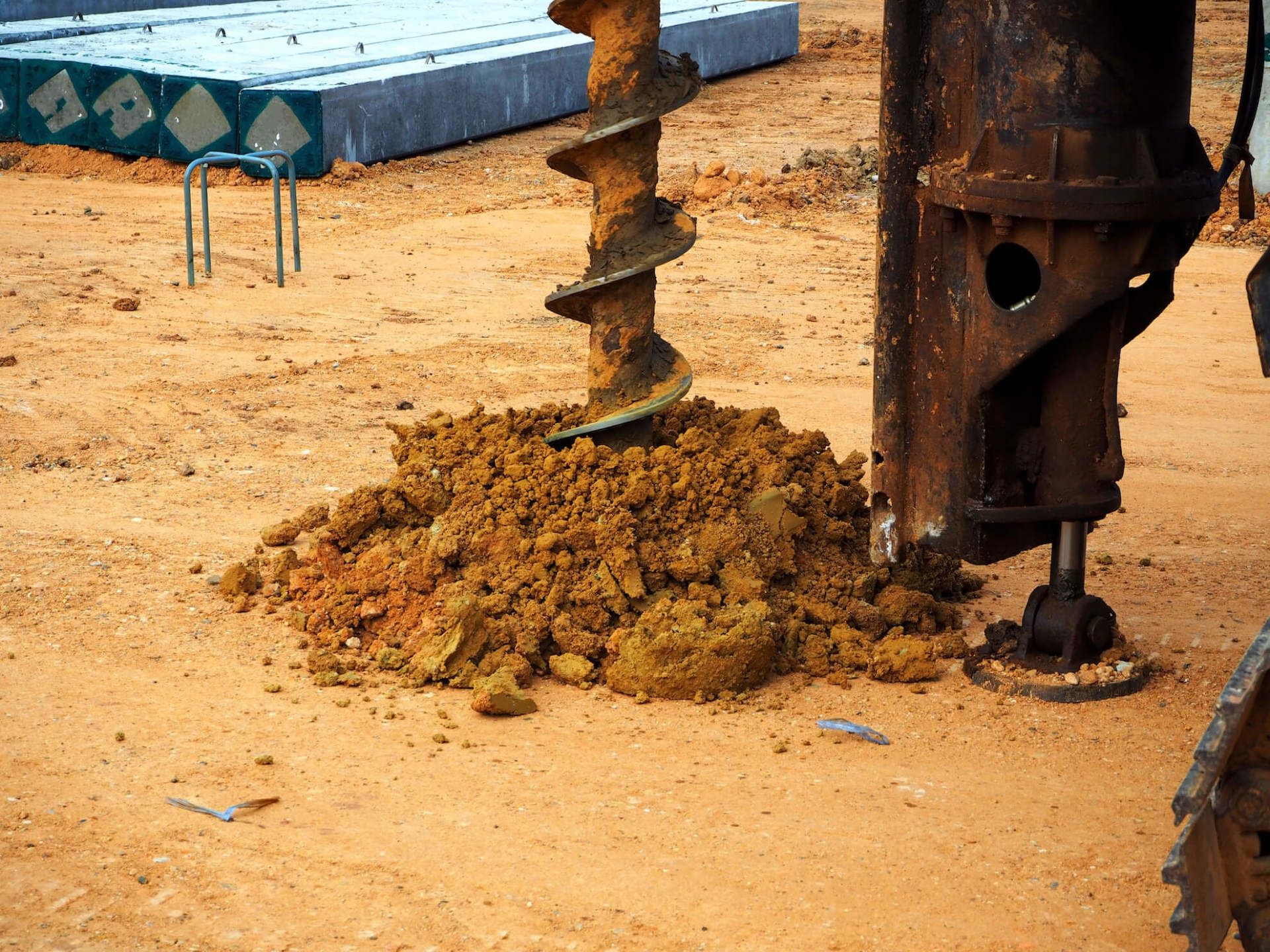 Un tas de terre est enfoncé dans le sol par une machine.