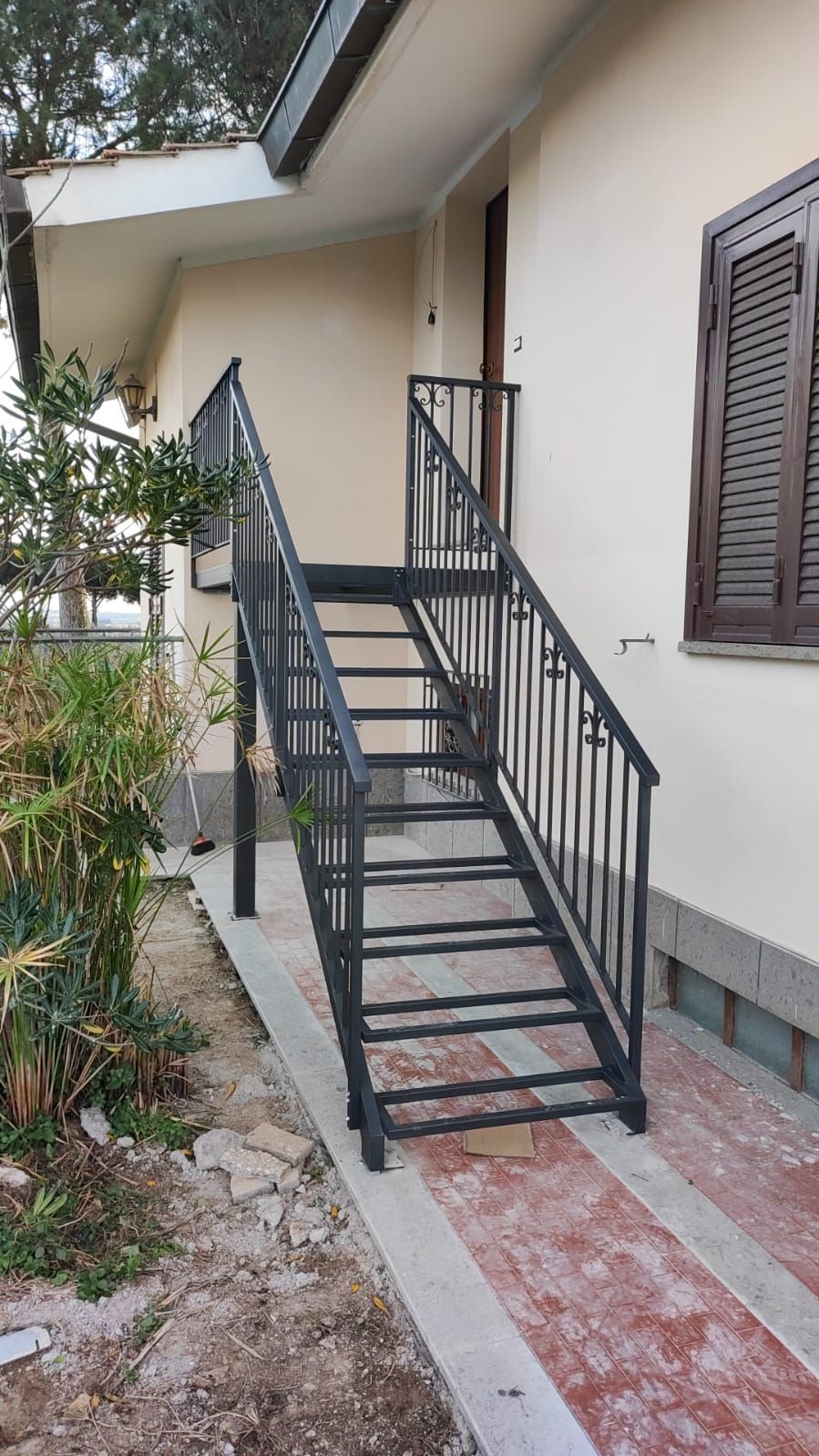 Una rampa di scale con una ringhiera in ferro battuto.