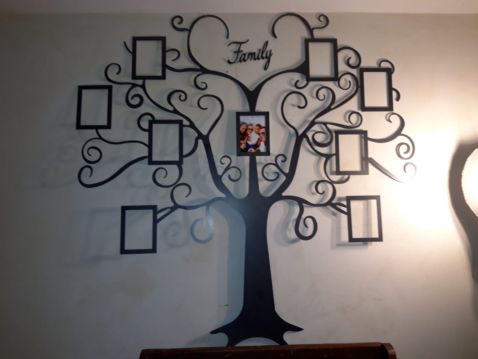 Un albero incorniciato con la parola famiglia sopra