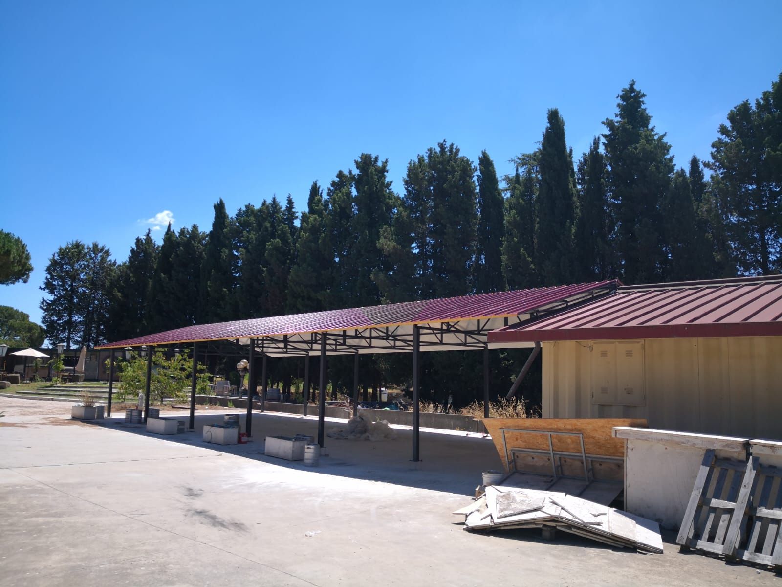 Un edificio con il tetto rosso