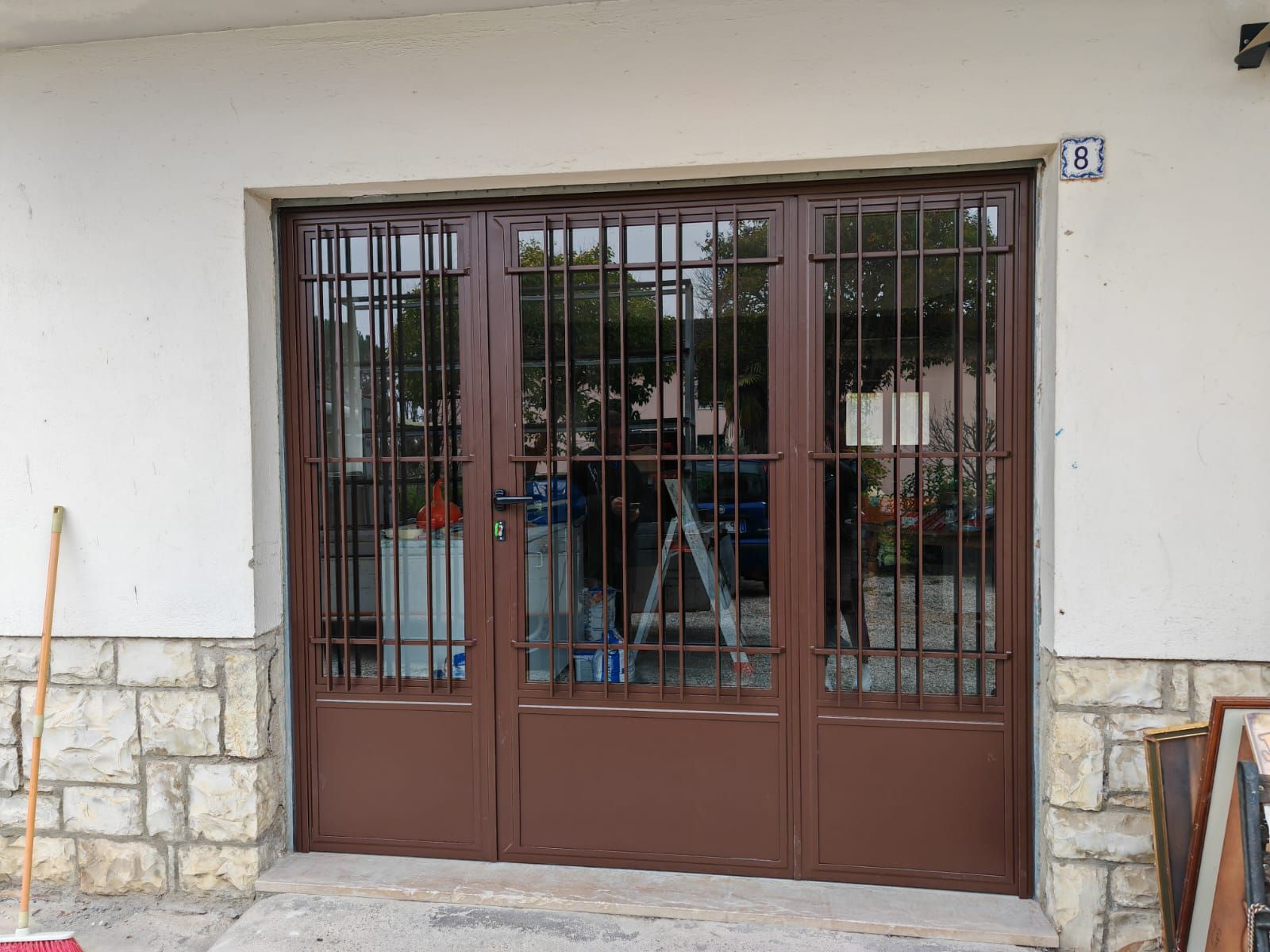 Una porta da garage marrone con una recinzione intorno