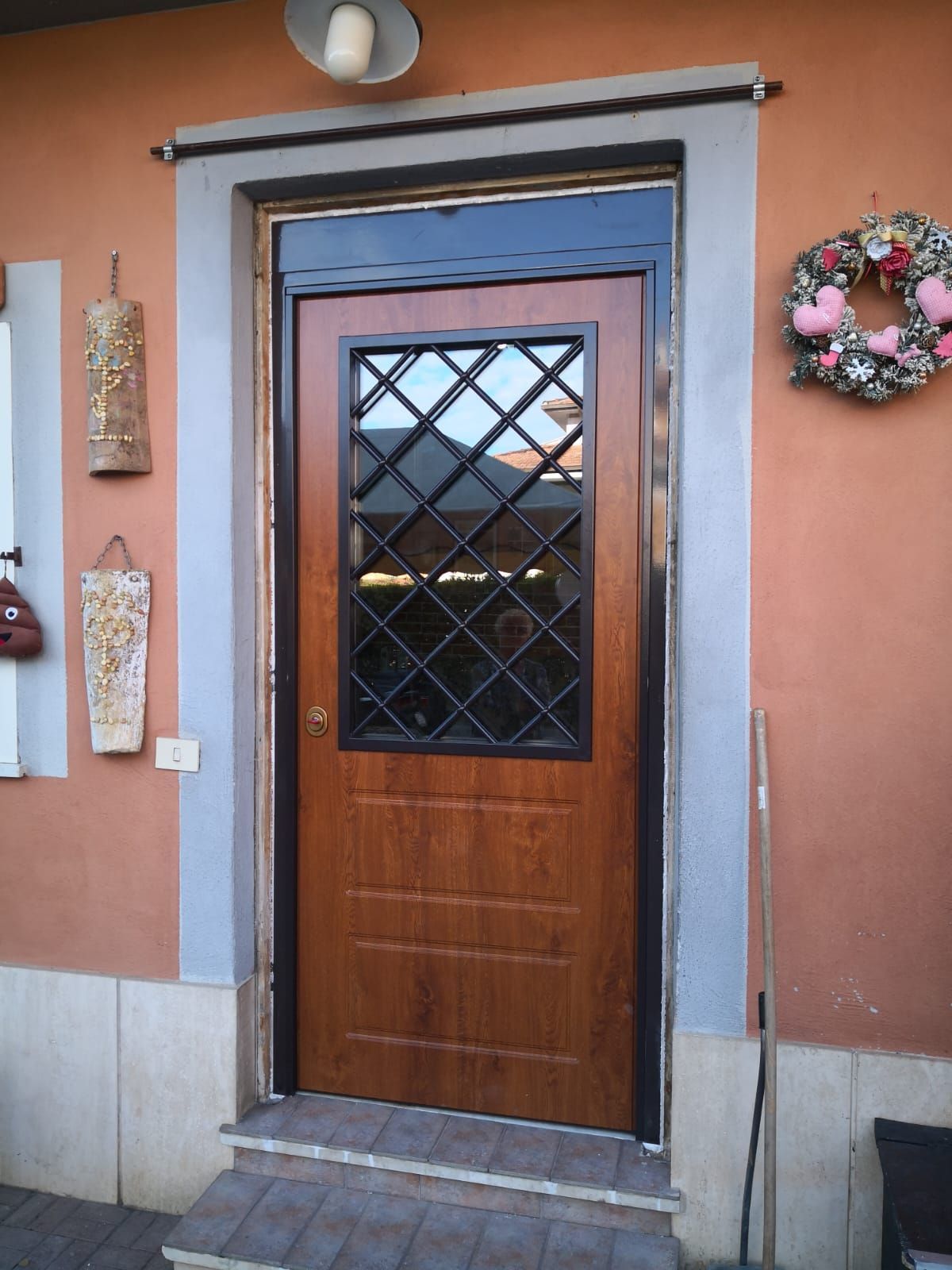 Una porta di legno e ferro