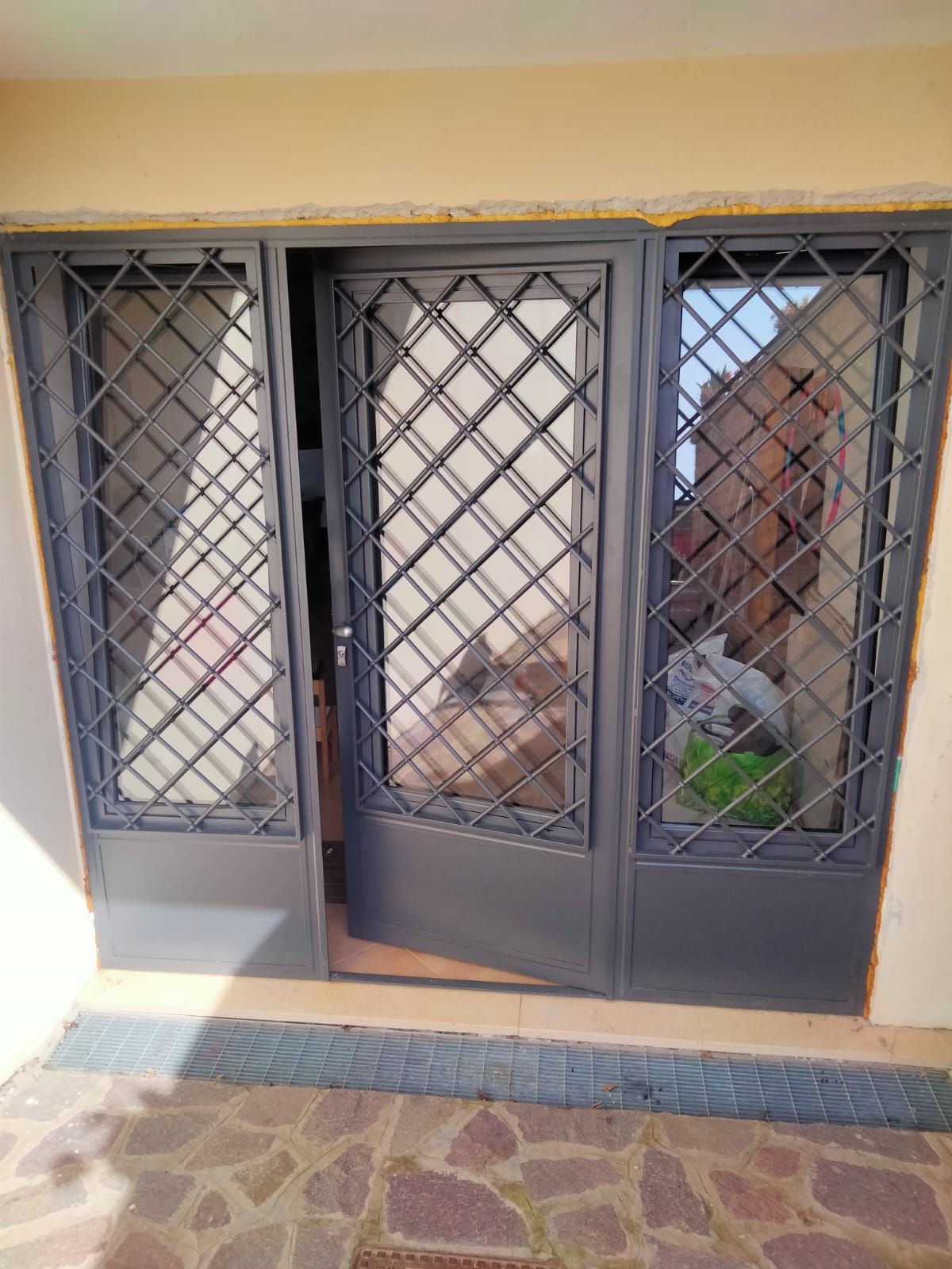 Una porta con una grata in ferro battuto