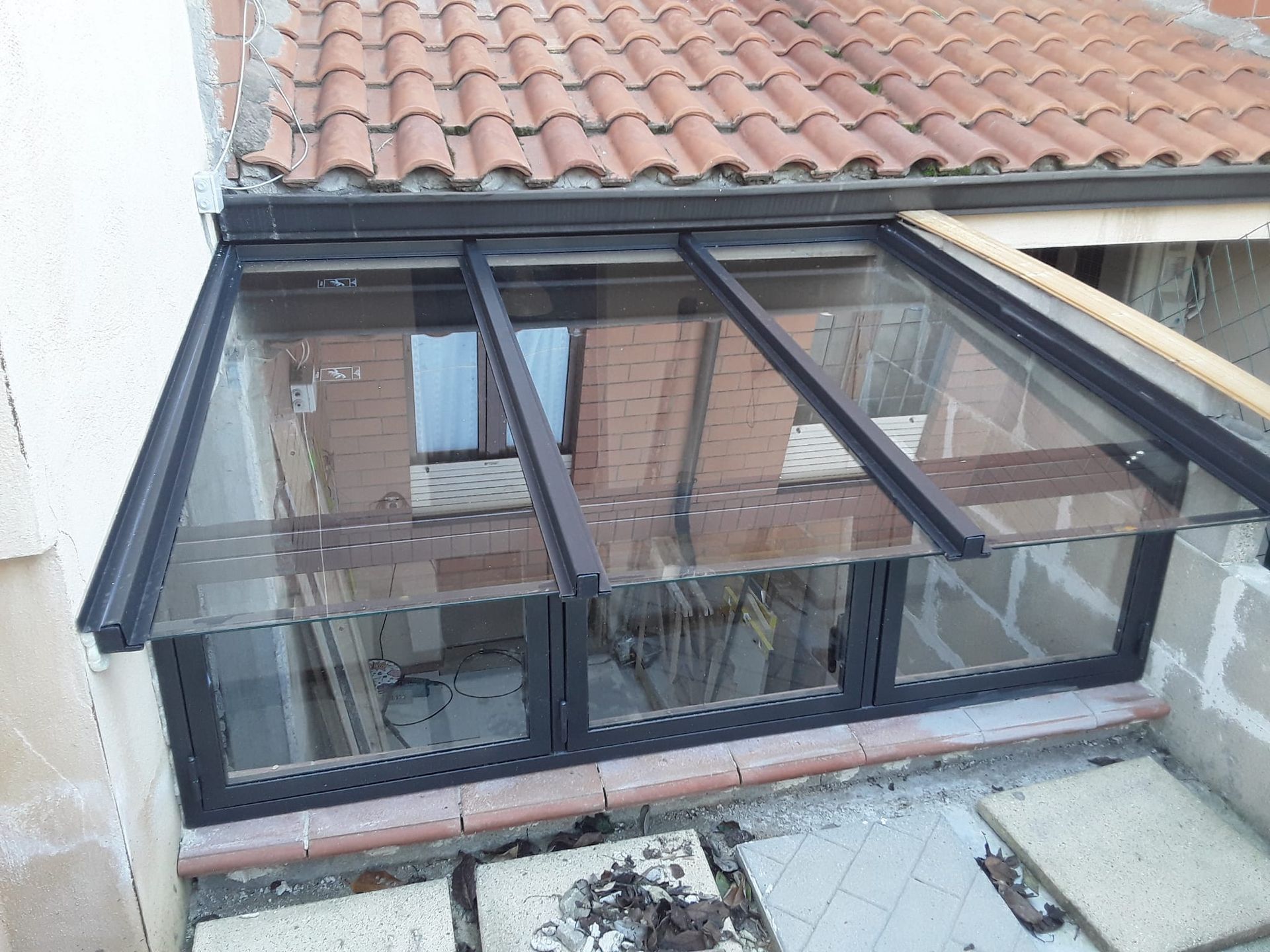 Un edificio con un tetto di vetro e una finestra.