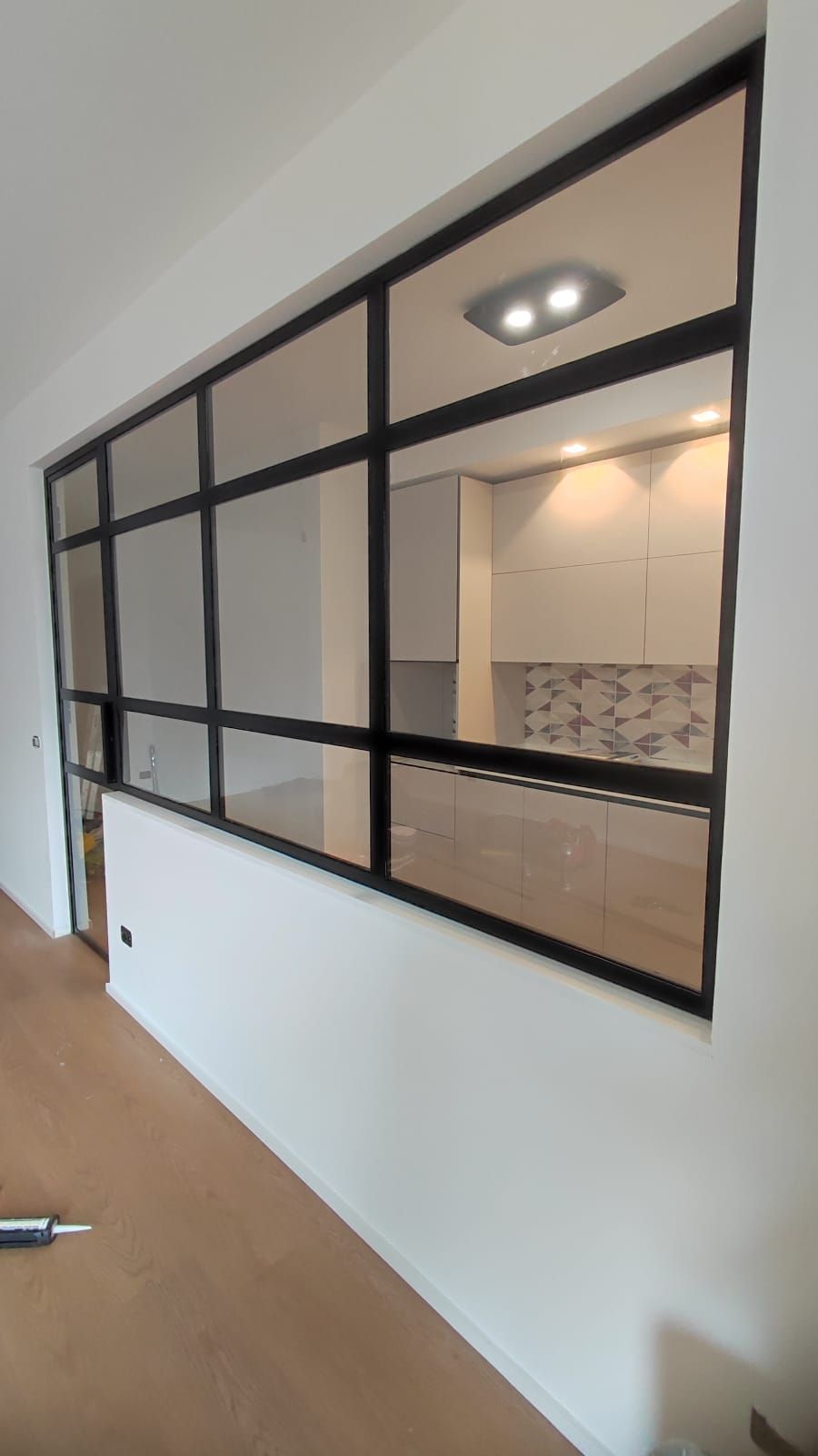 Una stanza con molte finestre