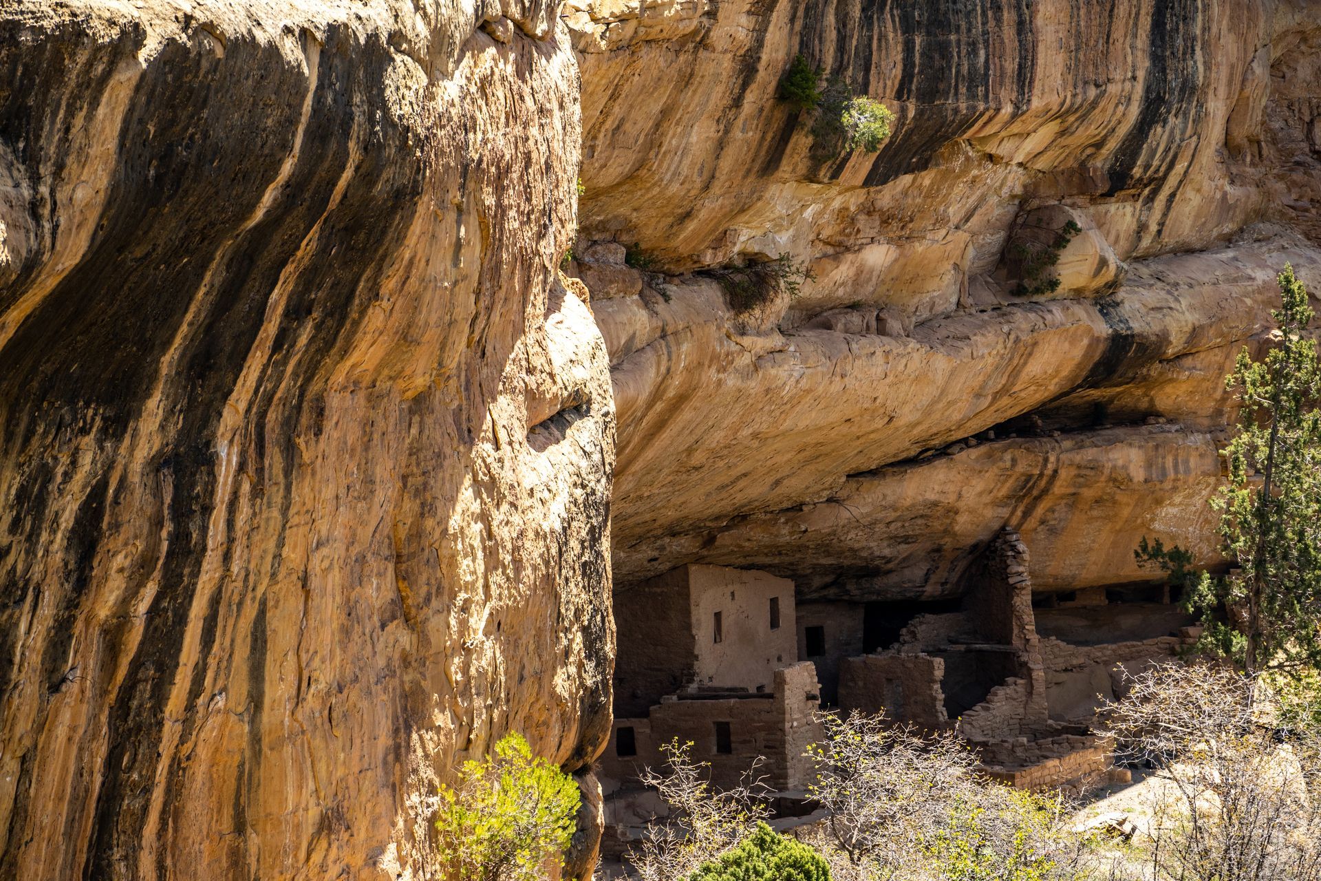 A house is built into the side of a cliff.