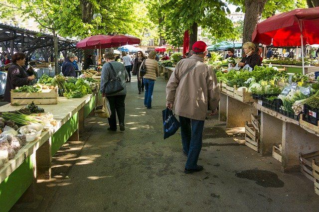people-shopping-at-farmers-market