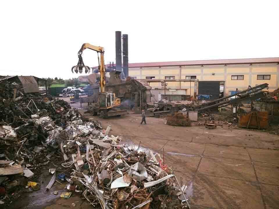 discarica con rottami ferrosi e metallici