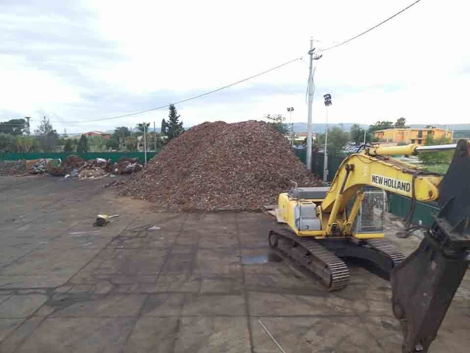 centro di recupero rottami con macchina operatrice