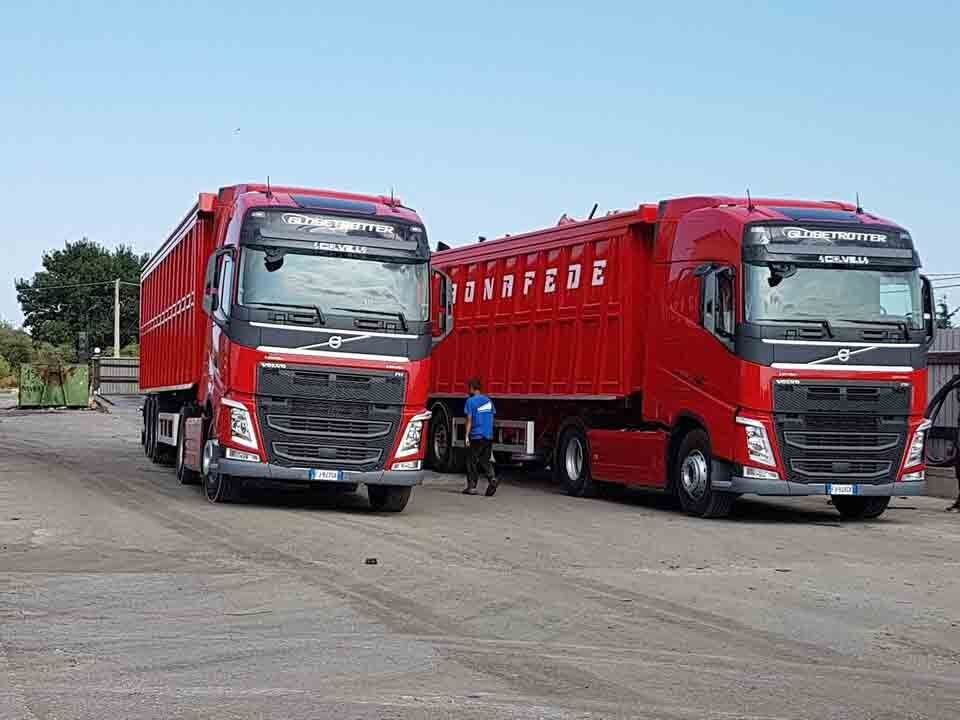 automezzi rossi per trasporto rifiuti ferrosi