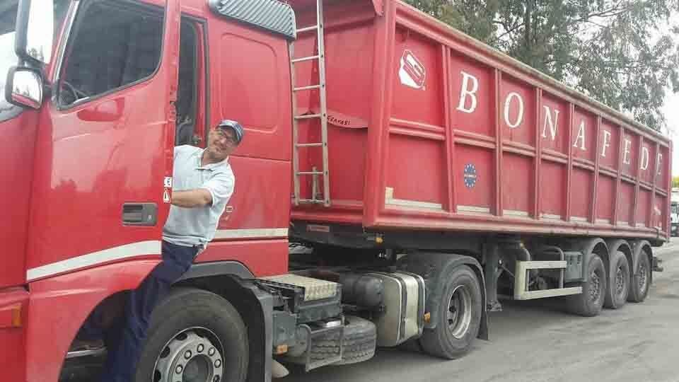 camion rosso per recupero rifiuti metallici