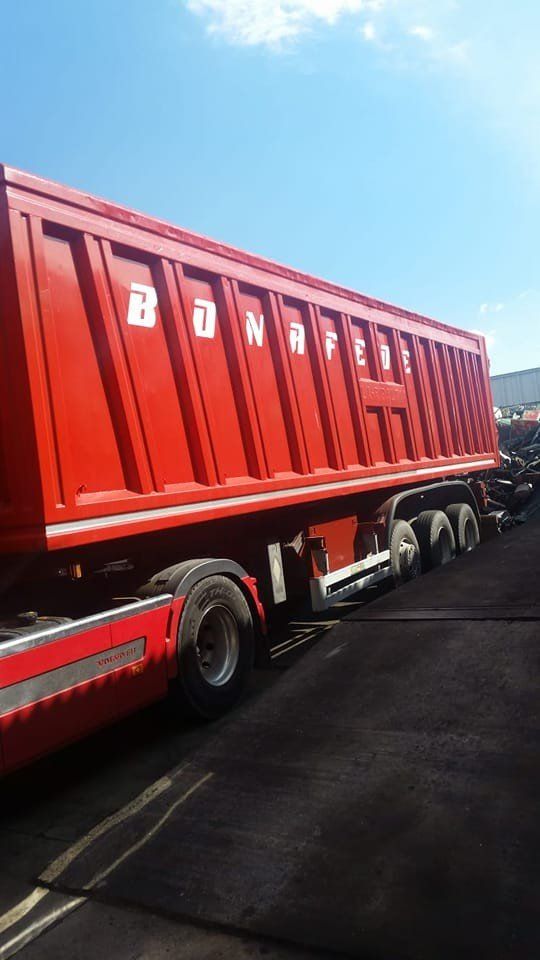 camion rosso per recupero rottami ferrosi