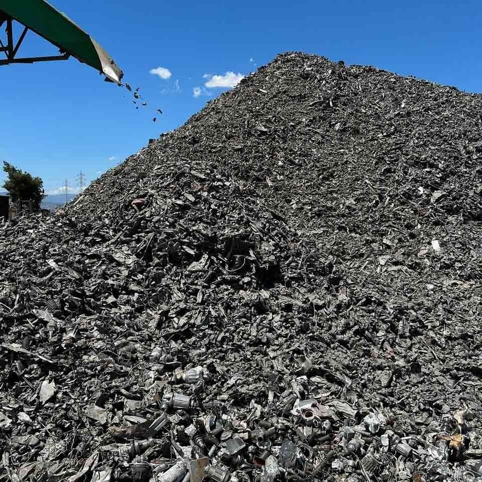 accumulo di rifiuti ferrosi