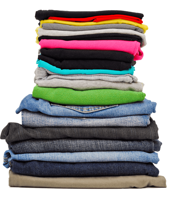 Pila de ropa doblada, de varios colores, incluidos jeans, camisas y suéteres.