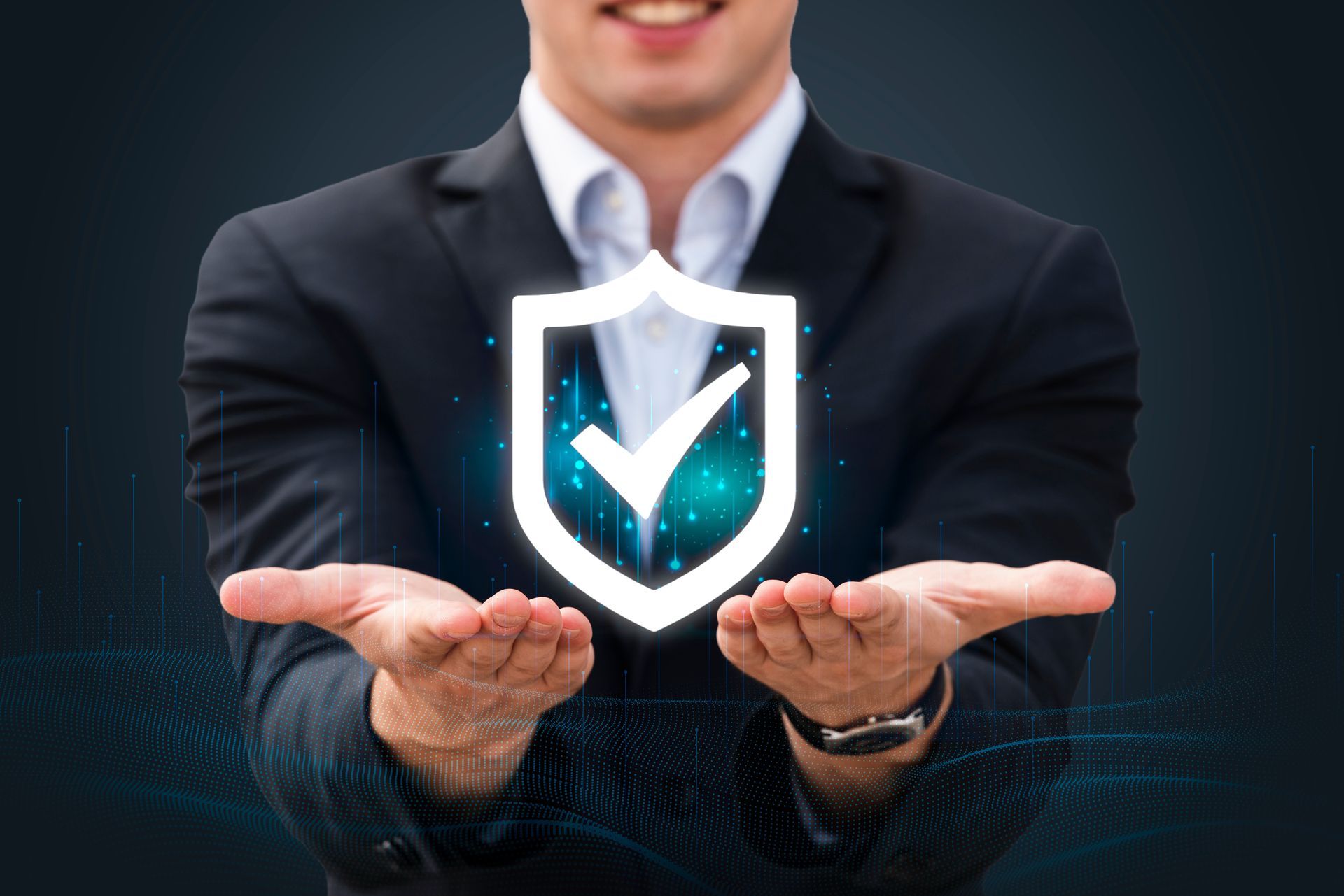 Hombre de traje que presenta un icono de escudo brillante con una marca de verificación, que simboliza seguridad.