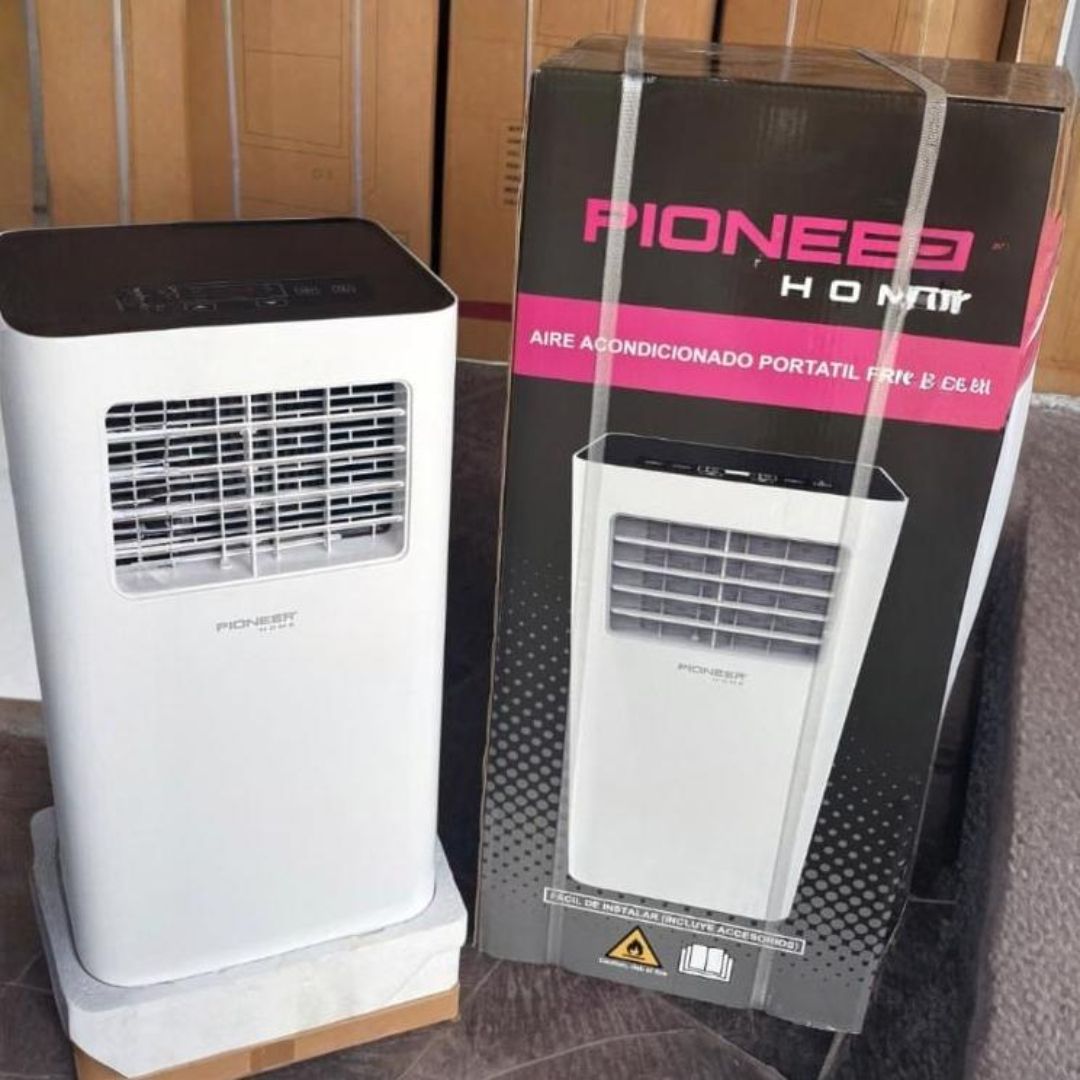 Aire acondicionado portátil Pioneer de color blanco junto a su caja.