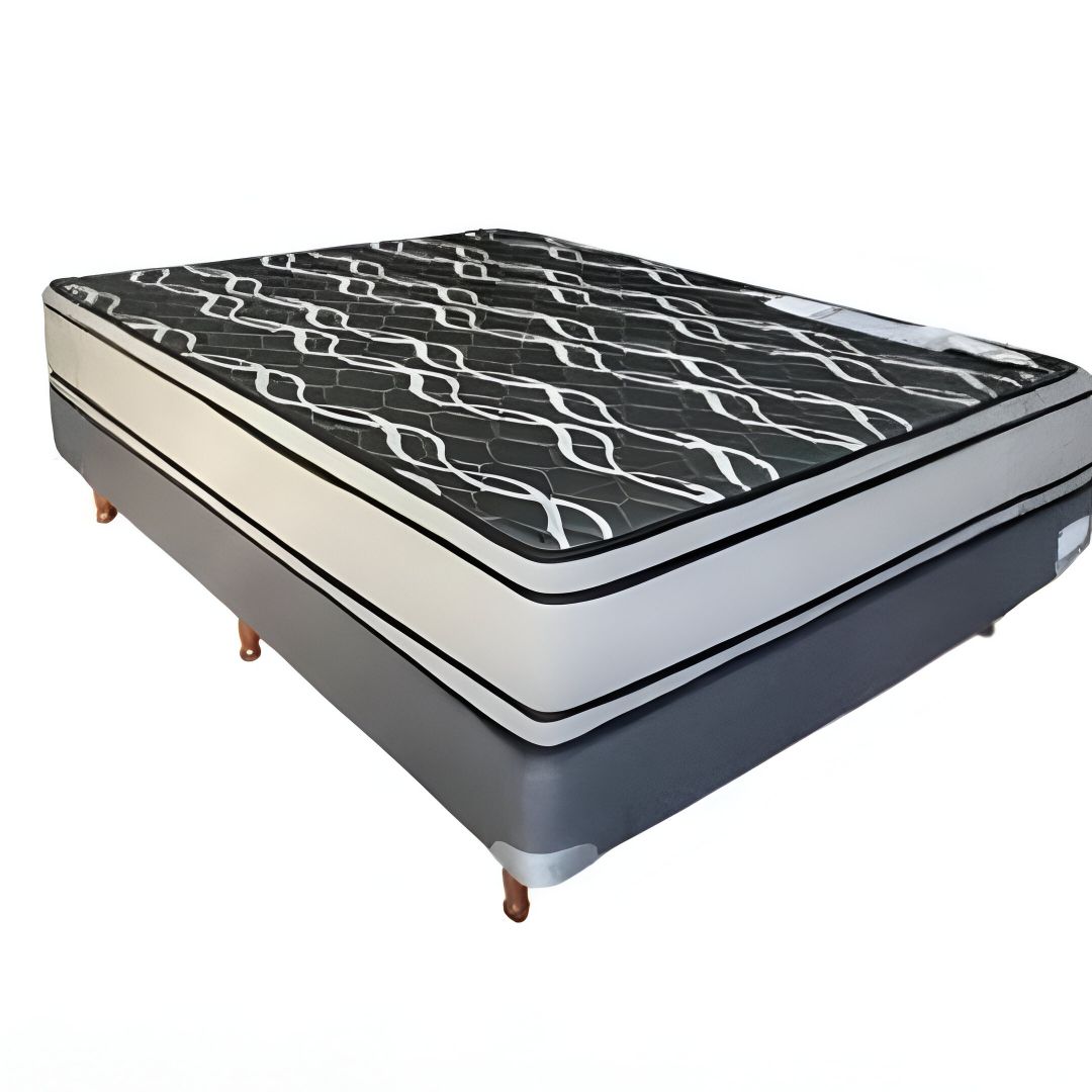 Conjunto de colchón y base, color gris y blanco, con cubierta estampada, sobre patas cortas de madera.