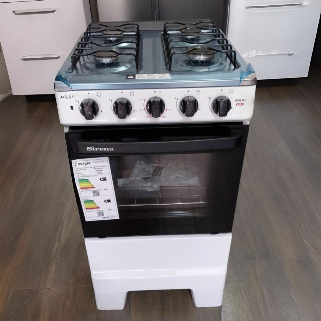 Cocina a gas blanca con cuatro quemadores, horno y perillas de control.