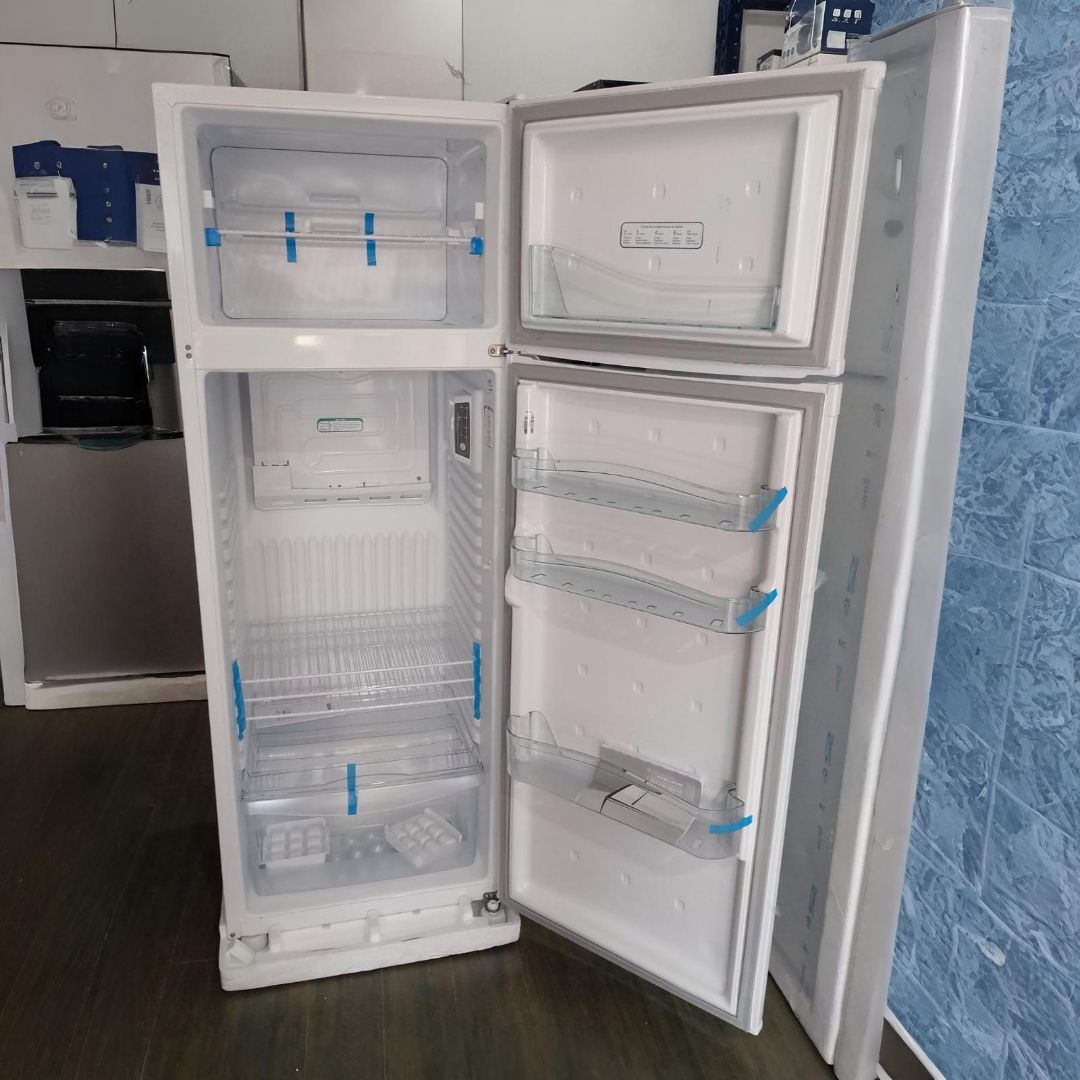 Refrigerador blanco con ambas puertas abiertas, mostrando estantes y compartimentos interiores.