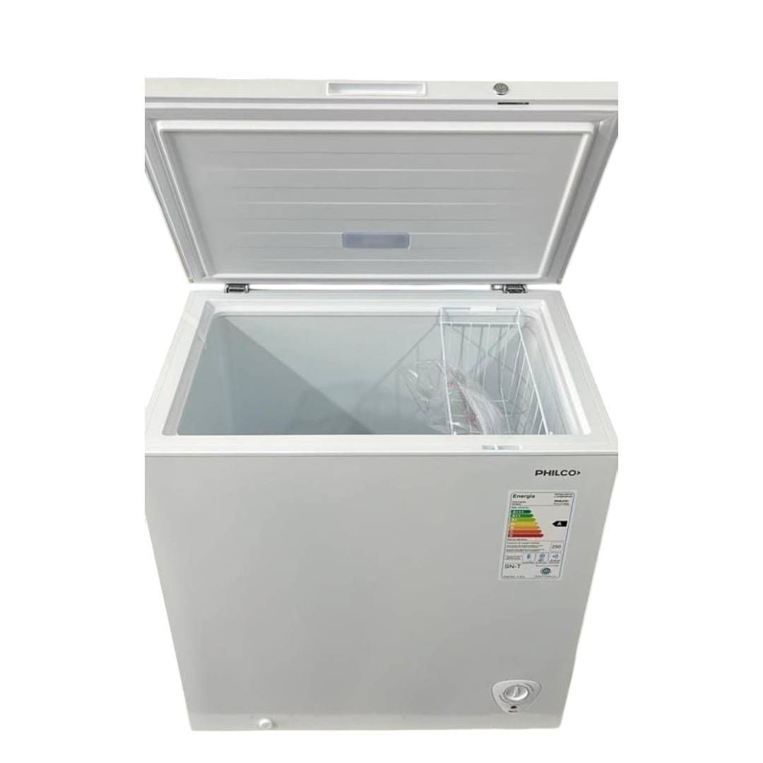 Congelador horizontal blanco con la tapa abierta.