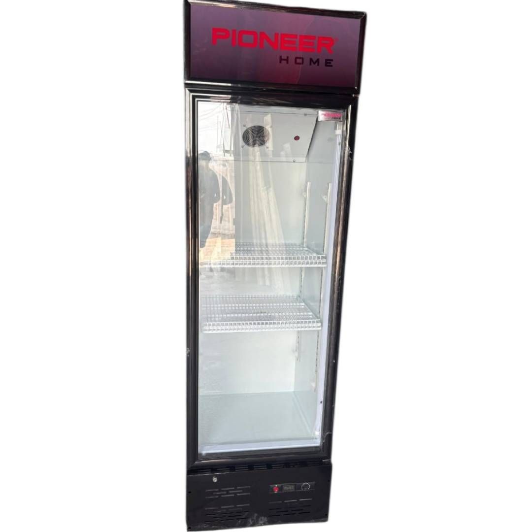 Refrigerador marca Pioneer Home con puertas de vidrio, marco negro, estantes visibles, con logo rojo en la parte superior.