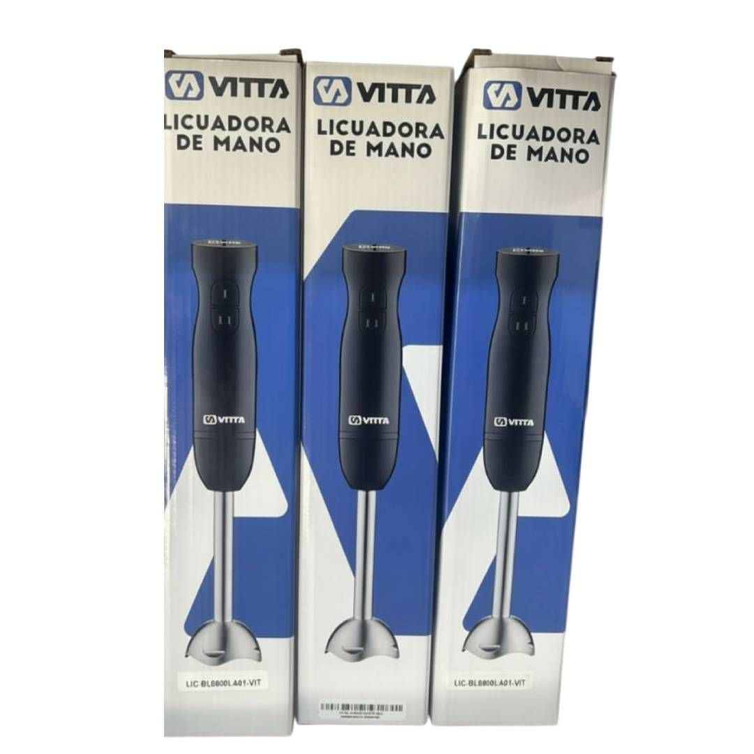 Tres batidoras de mano negras en caja con cuchillas de acero inoxidable, etiquetadas 