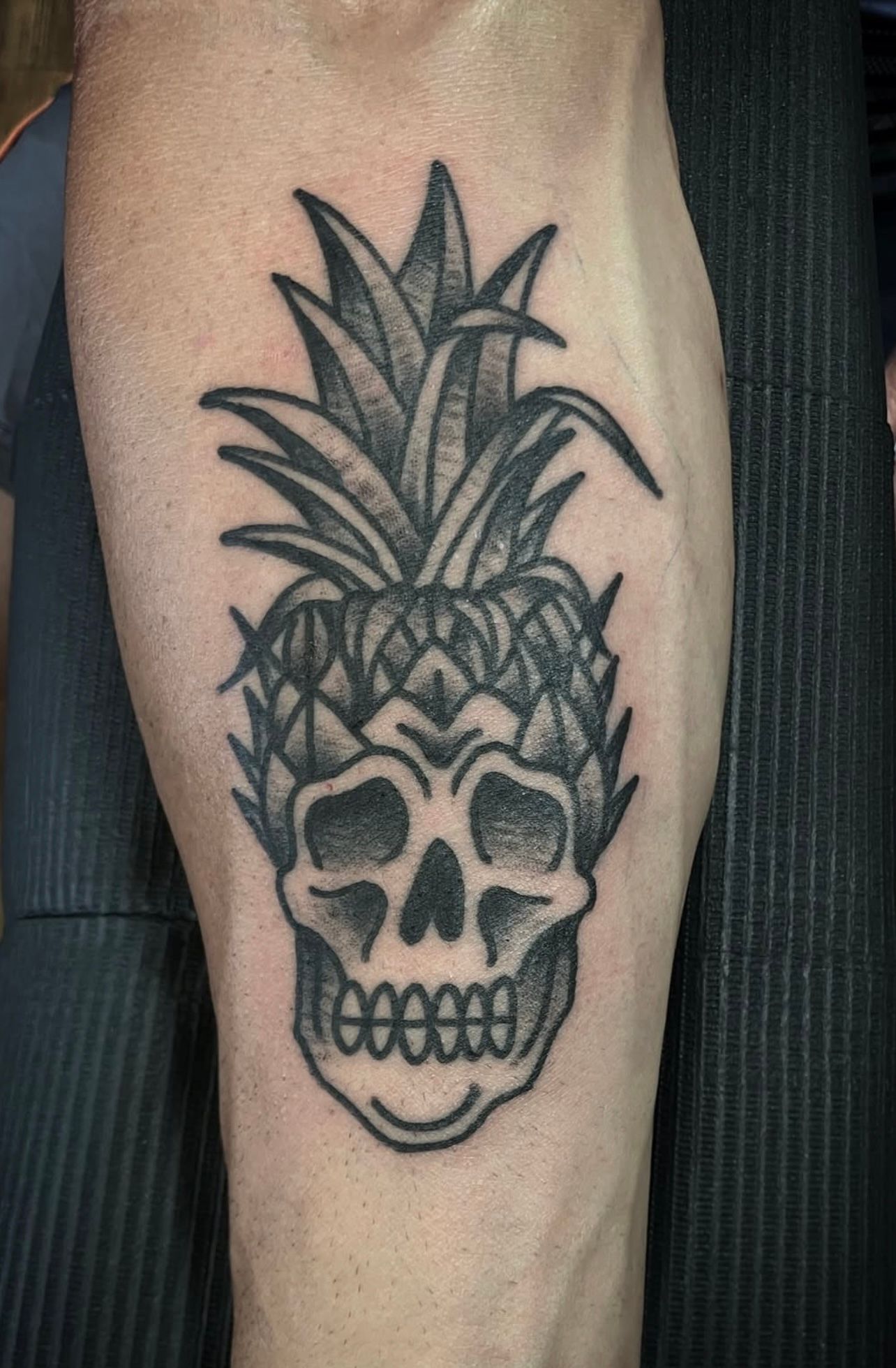 Traditional-pineapple-skull-tattoo-best-tattoo-shop-Wahiawa-flash-tattoo-walk-in-tattoo-shop-near-me-Wahiawa-American-made-tattoo