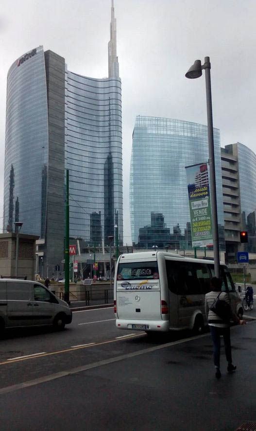 Minibus in Milano con grattacieli