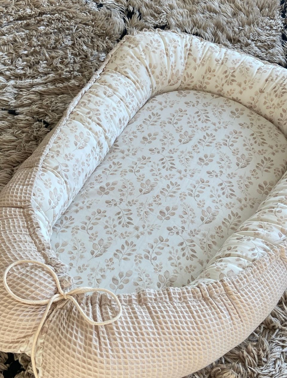 Babynestje beige bloemetjes