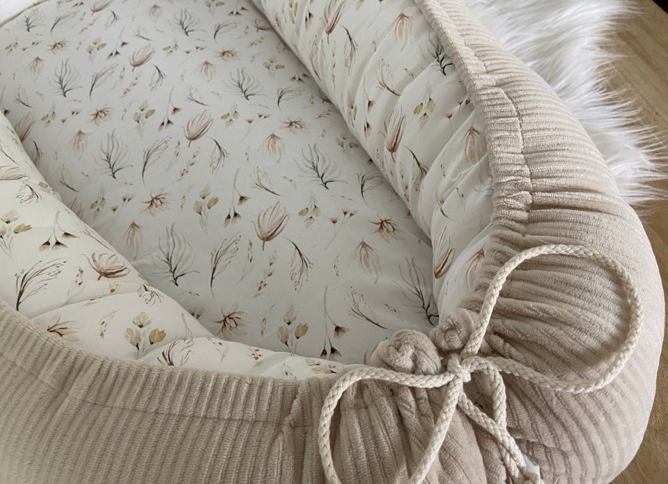 Babynestje licht beige bohemian flowers
