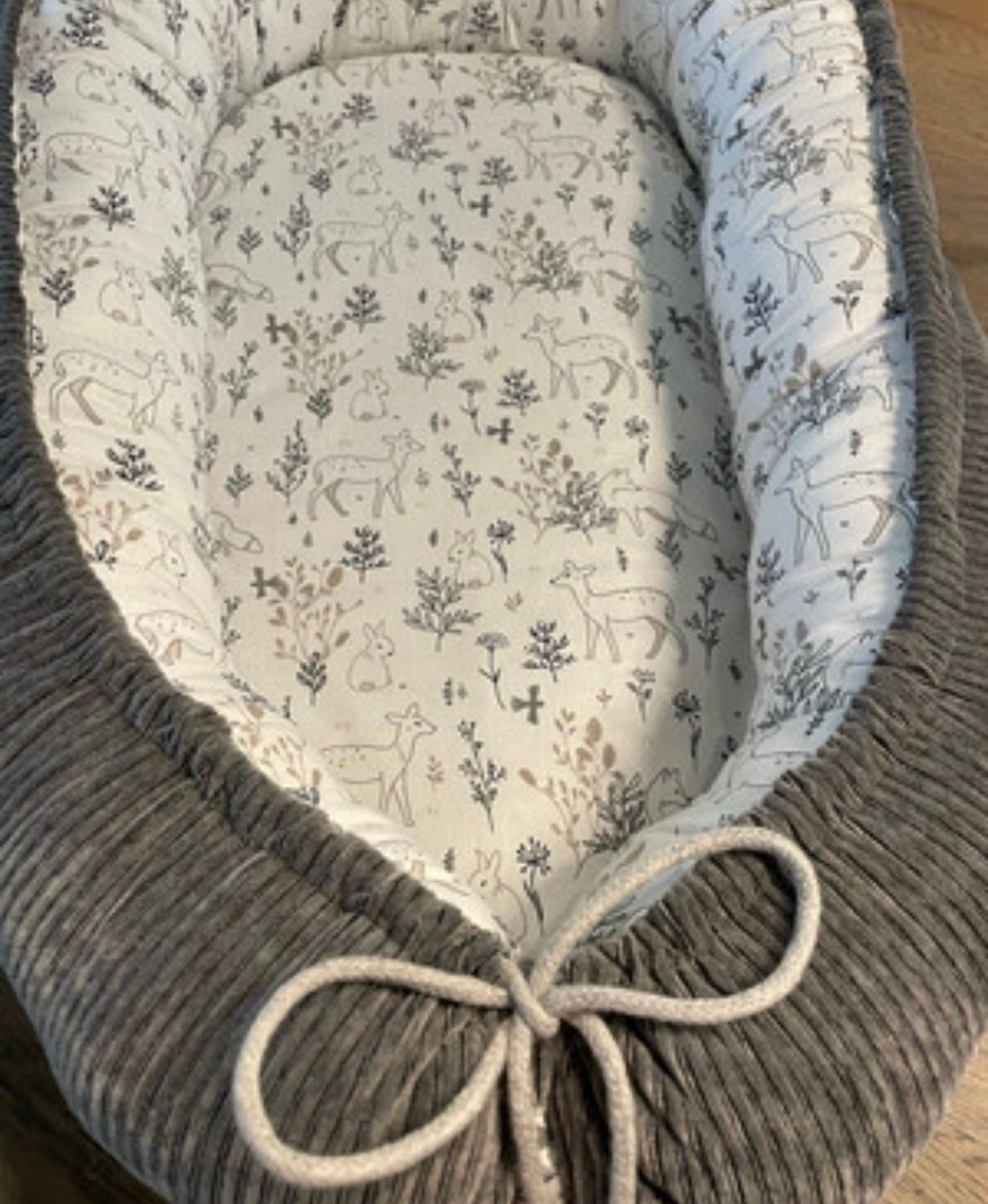 Babynestje grijs bosdieren