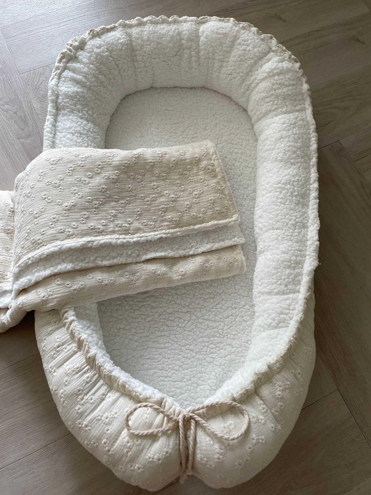 Babynestje witte teddy embroidery