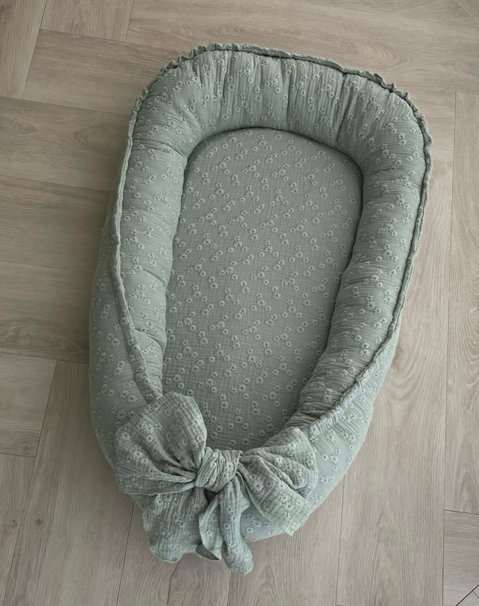 Babynestje Green embroidery