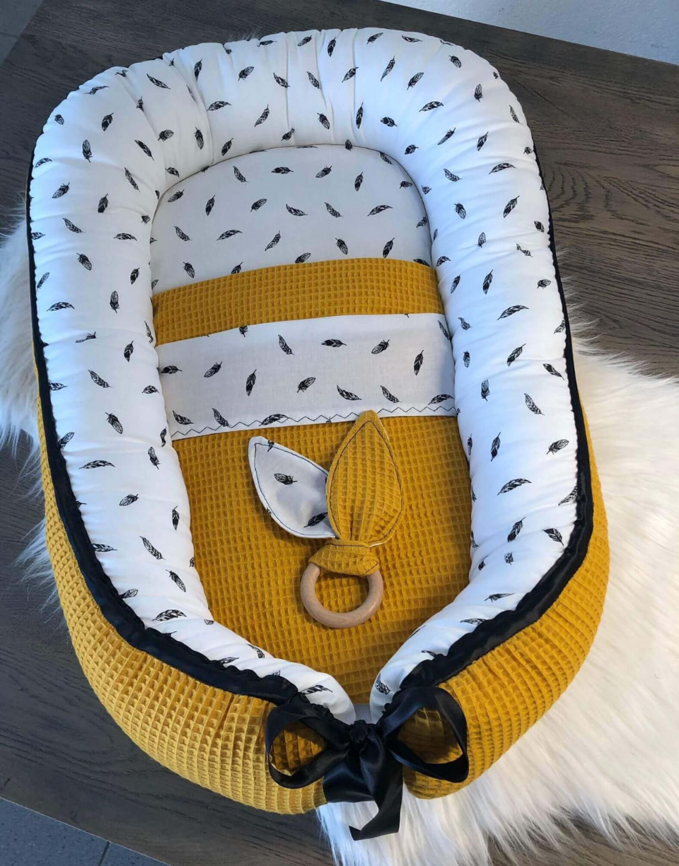 Babynestje oker veertjes