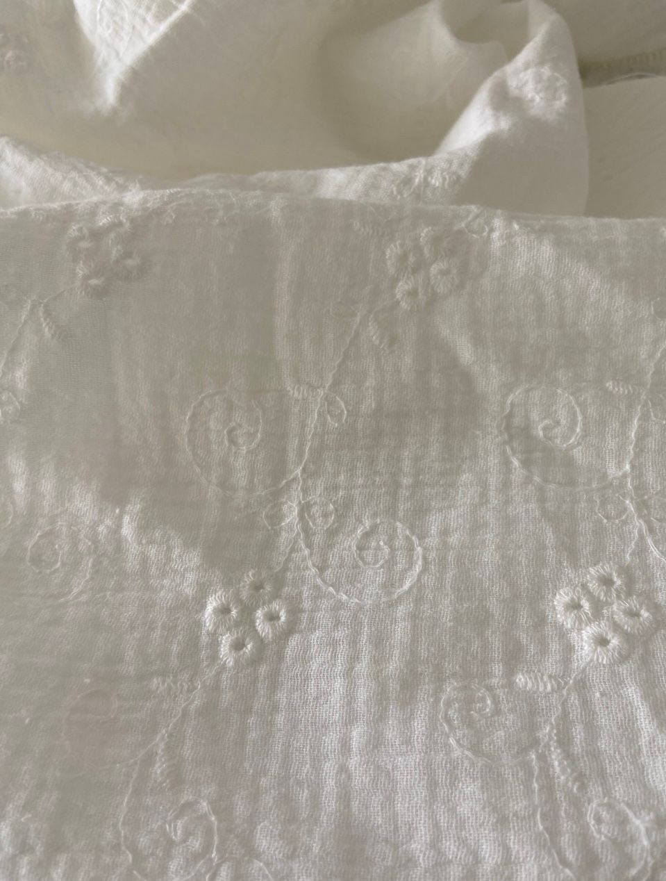 Swaddle hydrofiele doek broderie gebroken wit