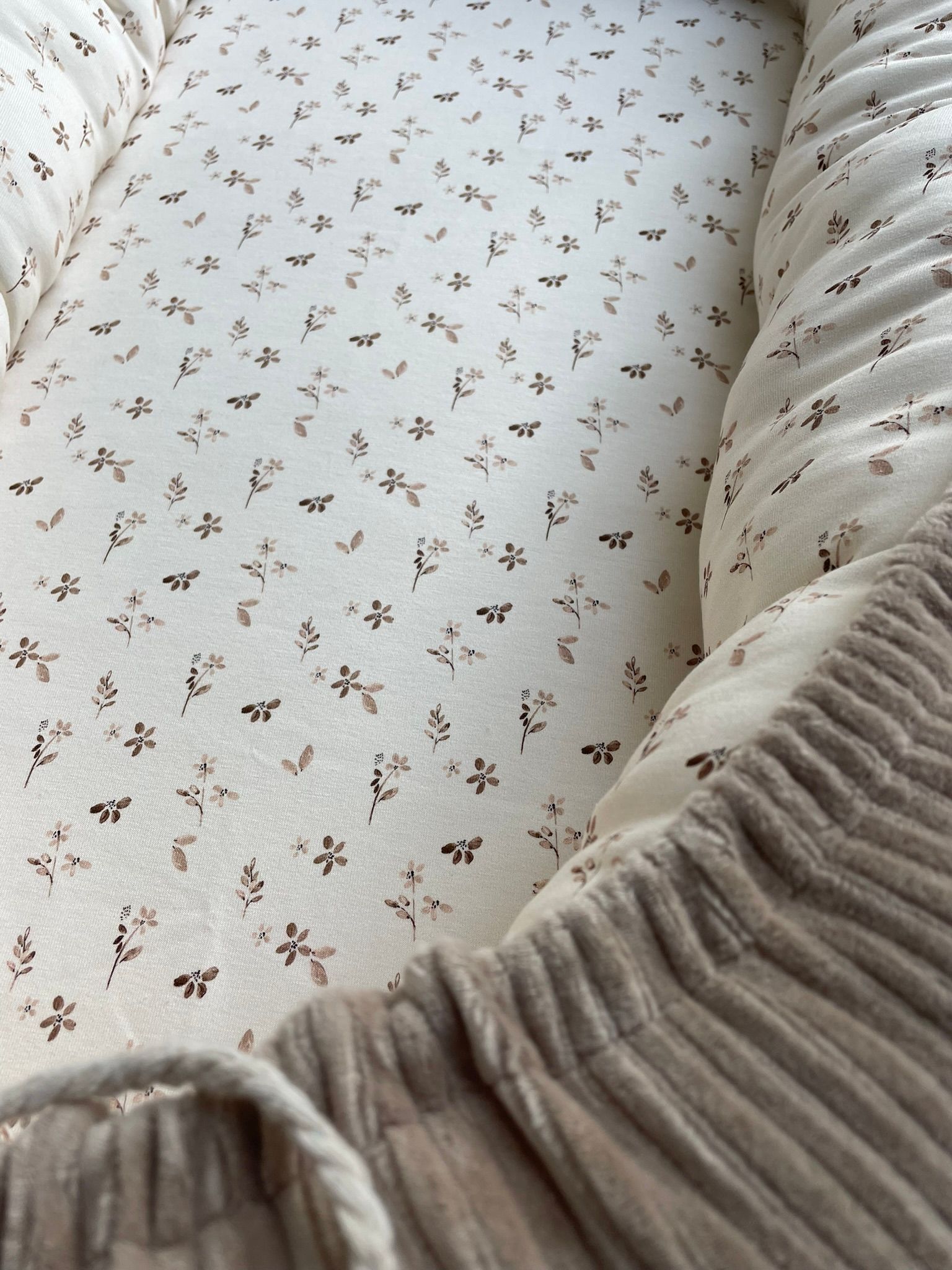 Babynestje beige bloem