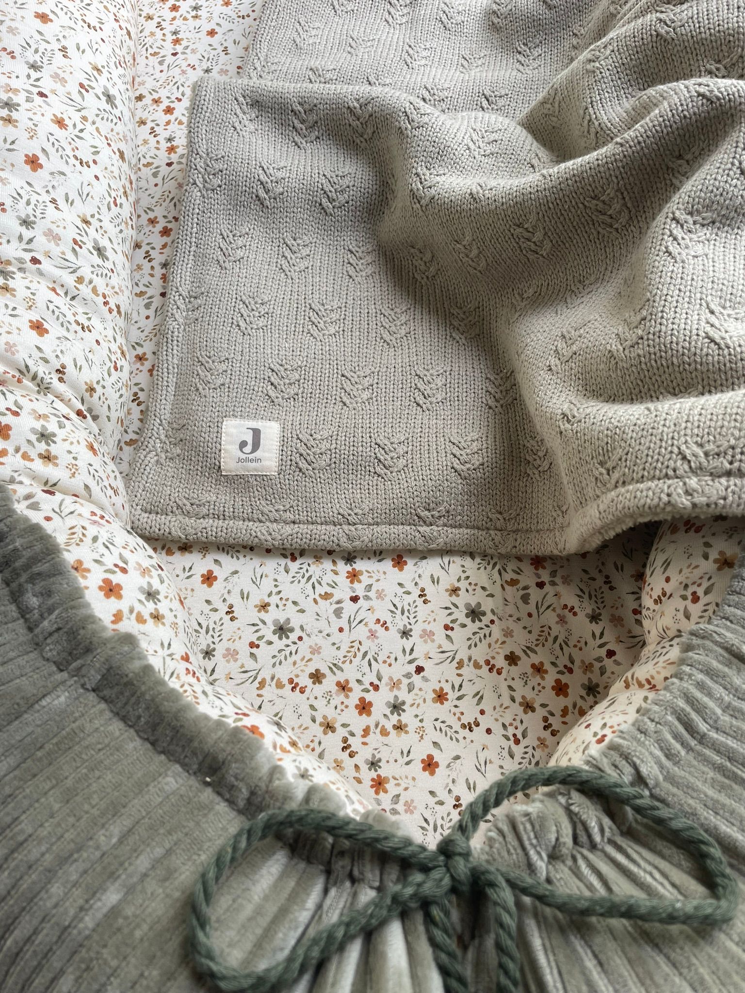 Babynestje olijf bloem