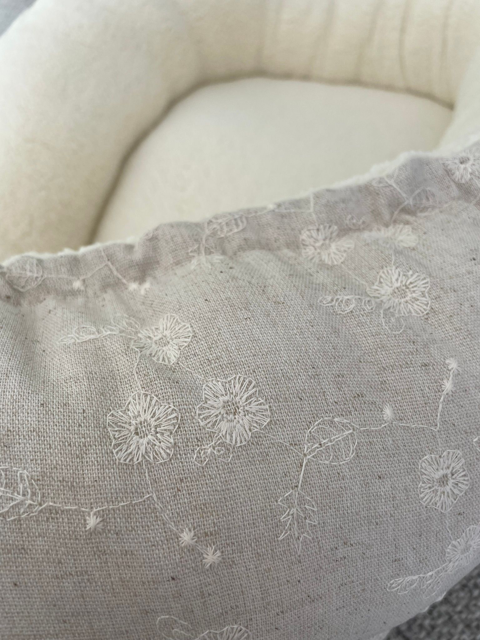 Babynestje  geborduurde viscose linnen