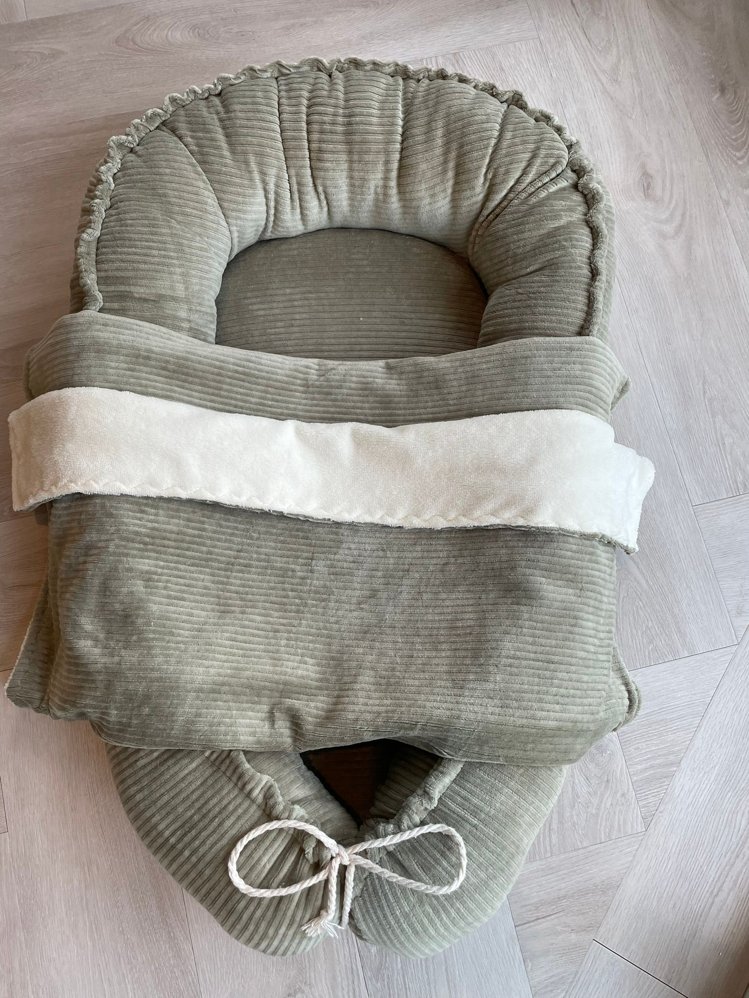 Babynestje full rib olijf