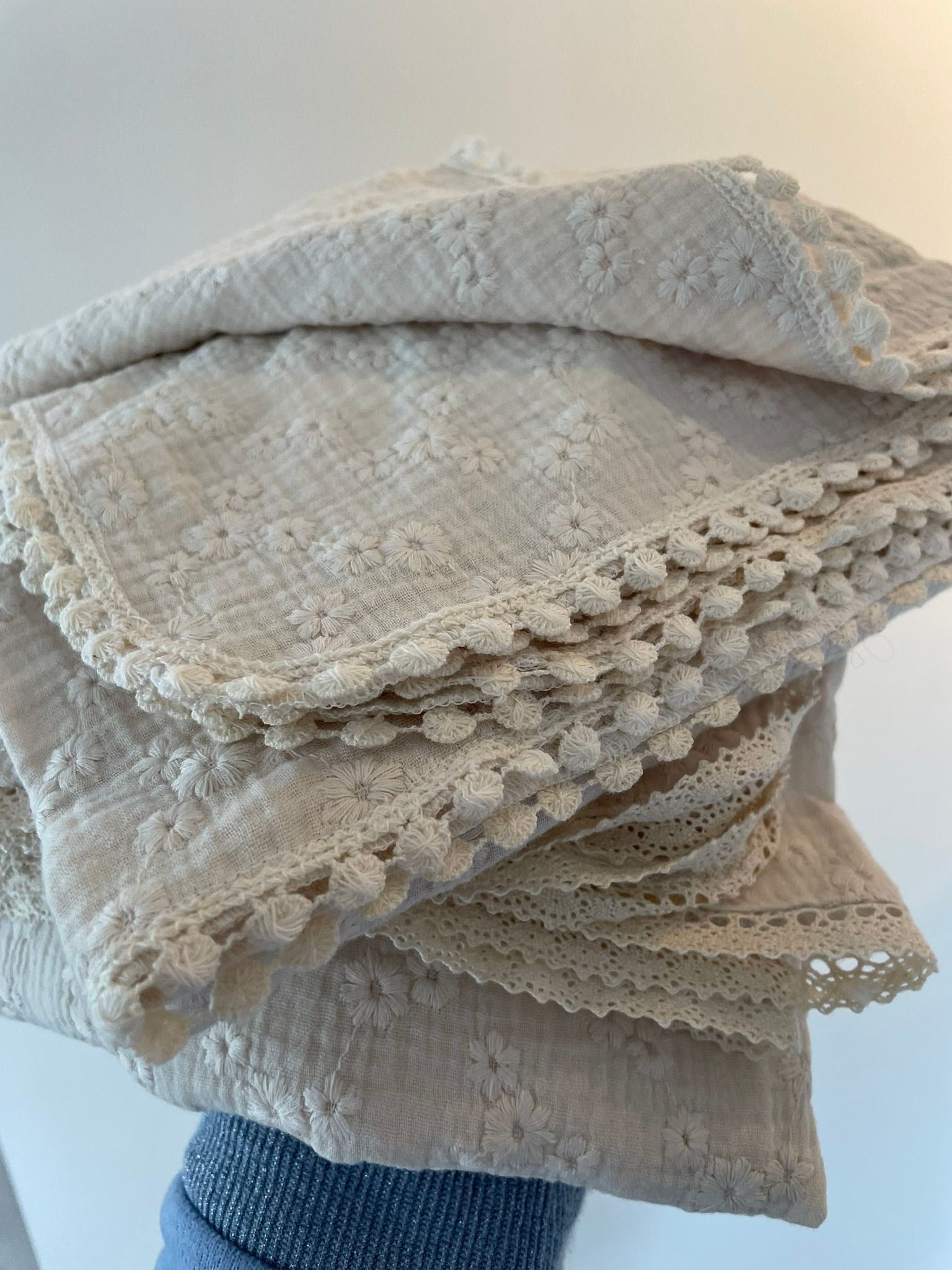 Swaddle hydrofiele doek embroidery bolletjes kant